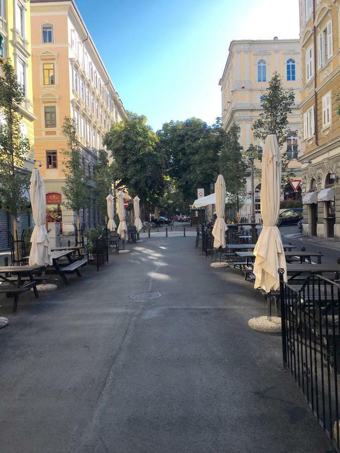Alla Scalinata Del Teatro Rossetti Parcheggio トリエステ エクステリア 写真